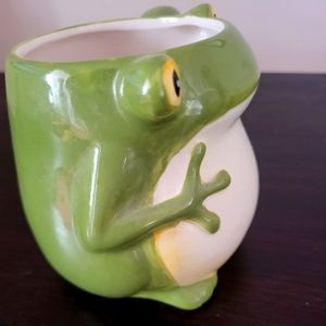 Earthenware, hand  painted a different frog.🐸